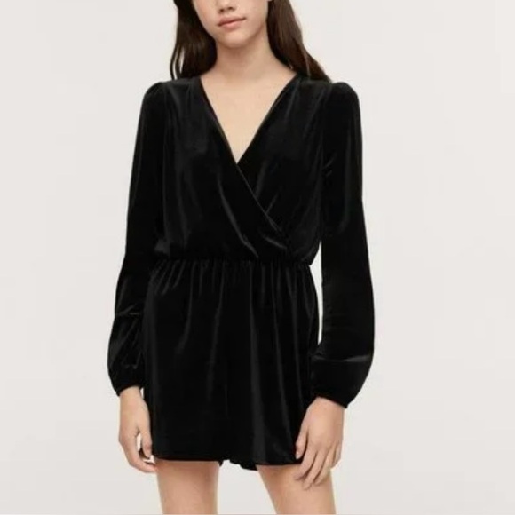 NWT Copper Key Black Long Sleeve Velvet Romper - Size M - Picture 1 of 16